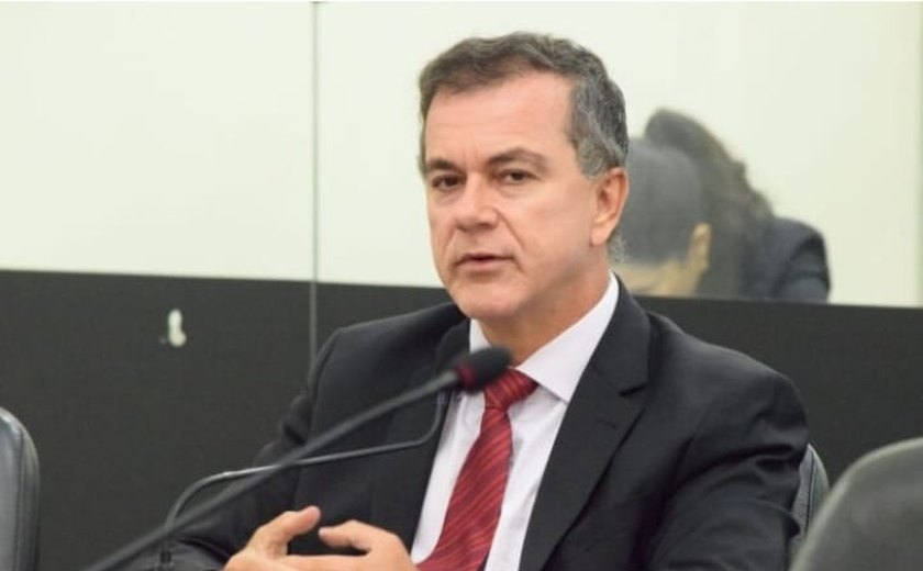 Ronaldo Medeiros protocola projeto de lei que pune discriminação as pessoas LGBTQIA+ em Alagoas