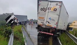 Caminhão quase despenca de ribanceira após colisão com outro veículo de carga