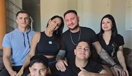 Quatro adultos e dois filhos: veja como vive família brasileira adepta ao poliamor