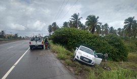 Motorista perde controle de carro e atropela quatro ciclistas na AL-101 Sul