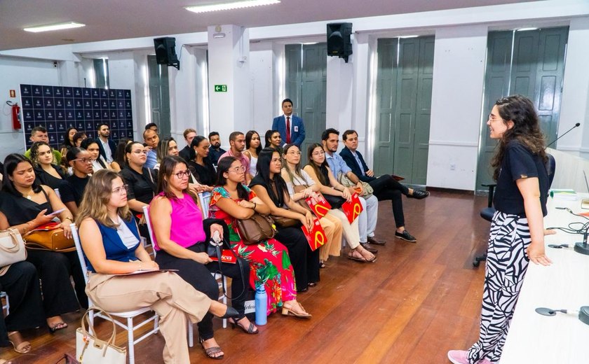 Câmara de Maceió recebe estudantes de Direito para visita guiada sobre o processo legislativo