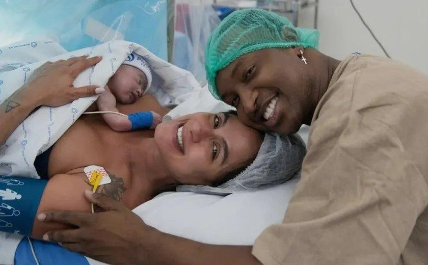 Nasce Bento, primeiro filho de Thiaguinho e Carol Peixinho