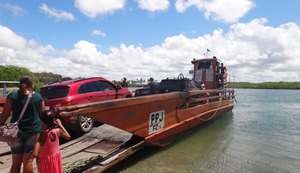 Travessia de balsa fica suspensa até sábado no litoral norte