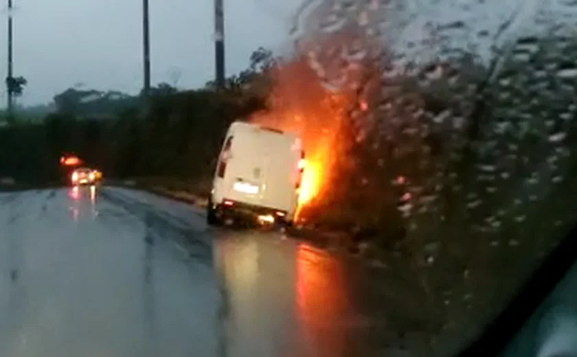 Veículo pega fogo e fica destruído na Avenida Cachoeira do Merim