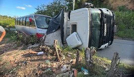 Após apresentar falha mecânica, caçamba tomba e atinge micro-ônibus em Marechal Deodoro