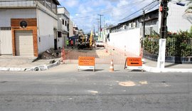 Casal e Sanama interditam rua para obra de esgoto no Antares