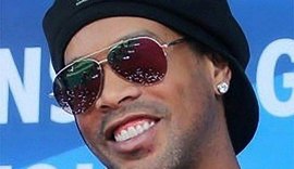 Ronaldinho Gaúcho corta cartões das ex-noivas