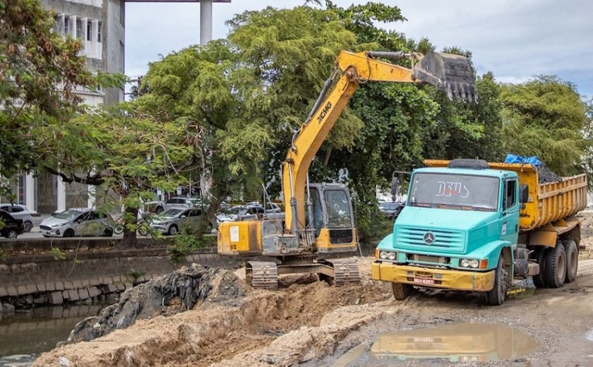 Prefeitura de Maceió inicia processo de desassoreamento do Riacho Salgadinho