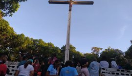 Multidão participa de subida penitencial ao Cruzeiro de Fernão Velho