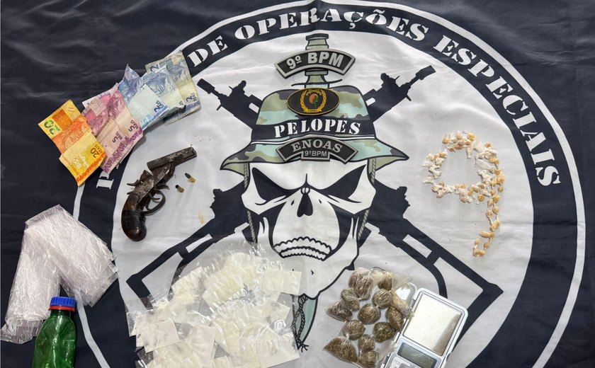 PM prende suspeitos e apreende drogas, arma e motocicleta
