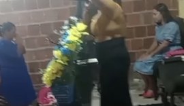 Mulher morre atingida por bala perdida na saída de culto, em Maceió
