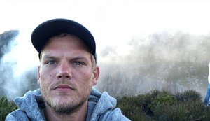 Causa da morte do DJ sueco Avicii foi suicídio, diz site