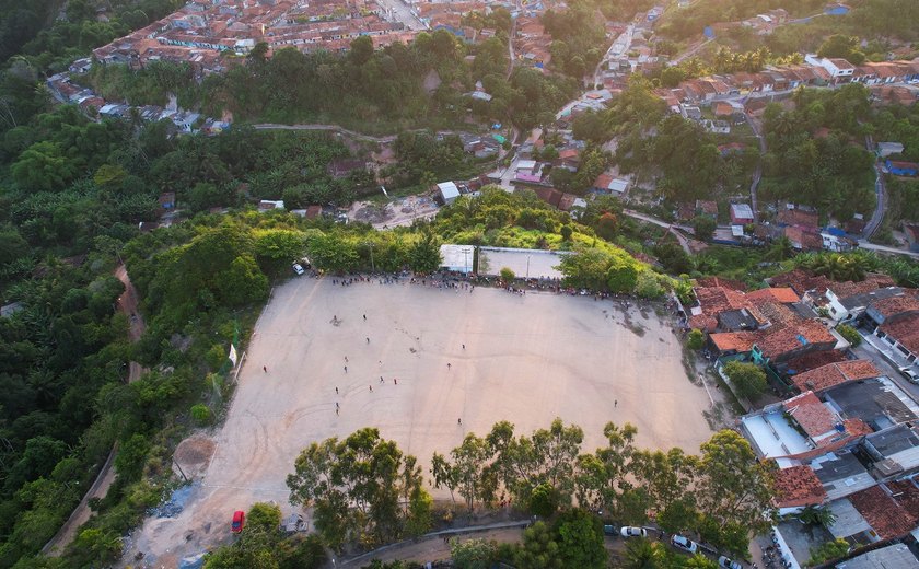 Agora com infraestrutura nas grotas, bairro de Santo Amaro celebra vida com irreverência
