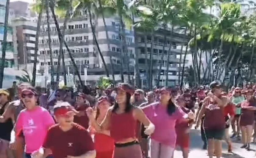 Projeto de grupo de dança na praia mobiliza centenas de mulheres todos os meses