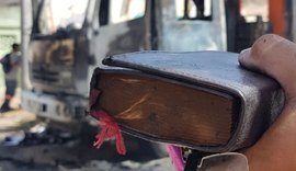 Bíblia fica intacta depois que caminhão é incendiado em Fortaleza