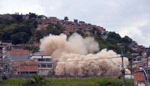 Prefeitura do Rio implode prédio do Ministério da Fazenda na Mangueira