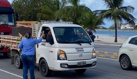 Prefeitura distribui mudas de árvores para condutores no Centro de Maceió
