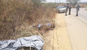 Homem perde controle de motocicleta, sai de pista, tomba e acaba morrendo