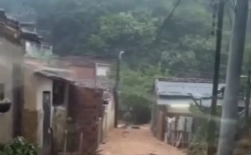 Moradores registram colapso de barreira na Grota do Macaco, no Feitosa