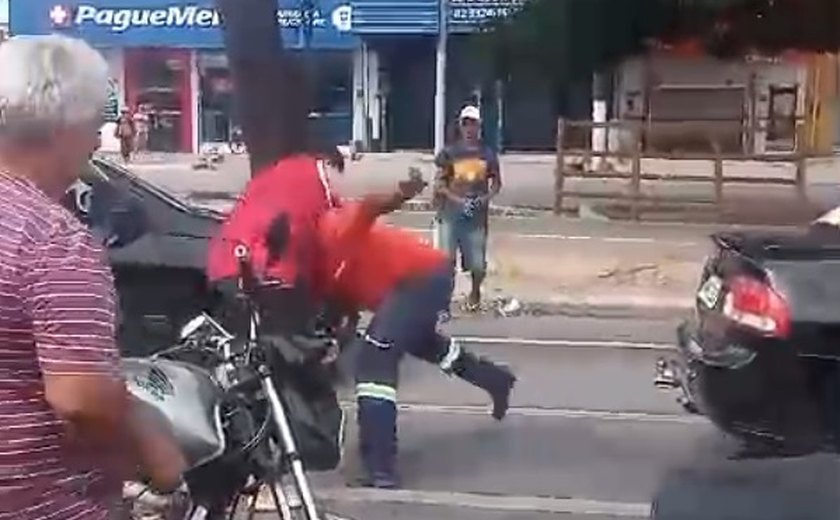 Motorista de carro e motociclista entram em luta corporal