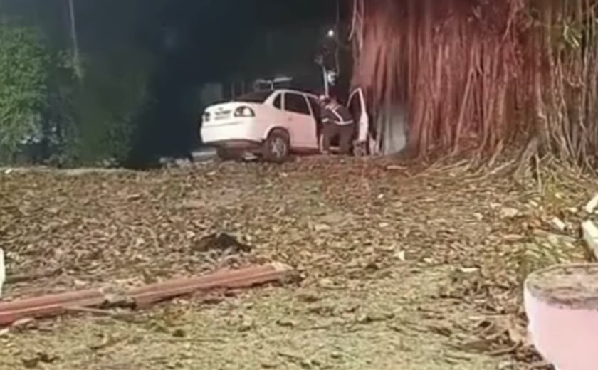 Carro quase despenca de ribanceira no bairro do Farol, em Maceió