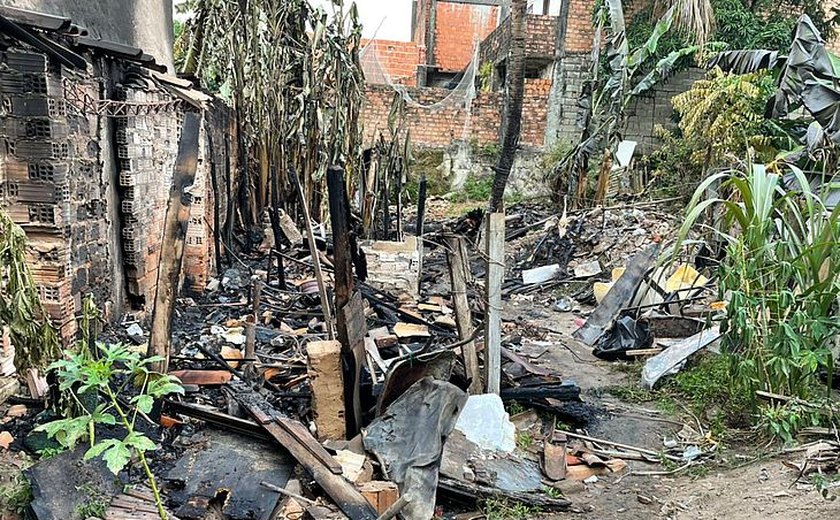 Barraco fica destruído após incêndio na Travessa Ana Emília de Alencar em Maceió