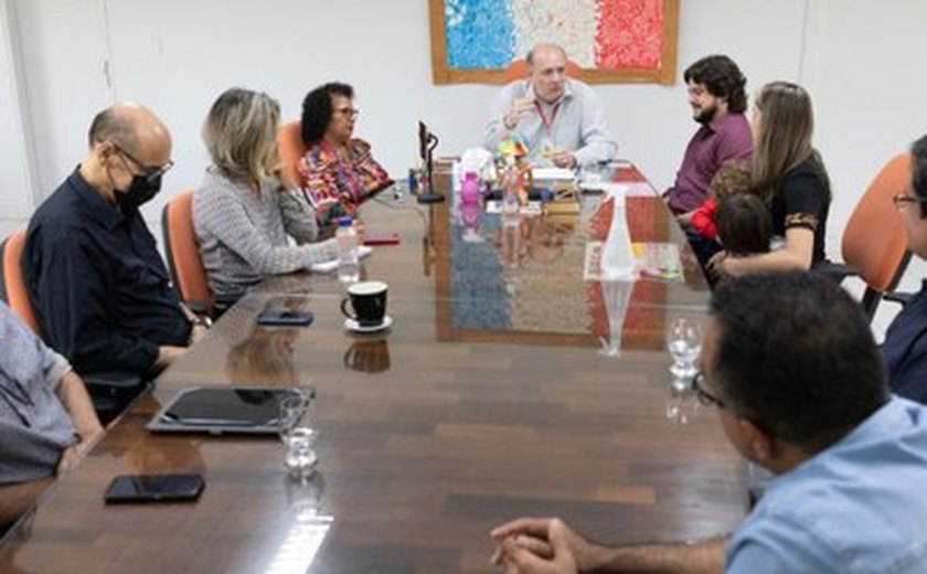 Professor Diego Souza é recebido pelo reitor Josealdo Tonholo