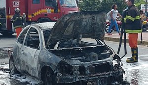 Veículo pega fogo próximo a shopping e fica completamente destruído
