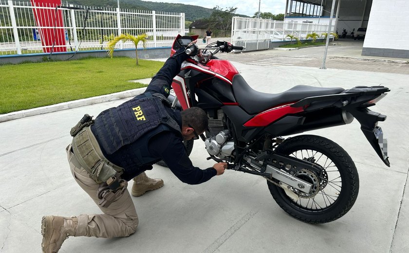 PRF encontra motocicleta com indícios de adulteração em Santana do Ipanema