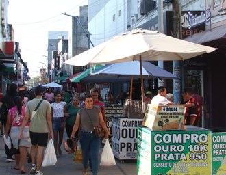 Ambulantes superlotam o Calçadão do Comércio de Maceió