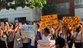 Alunos, pais e professores de institutos protestam contra corte de verbas na educação