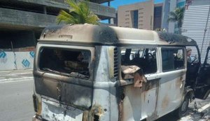 Kombi carregada de mantimentos pega fogo em Avenida de Maceió