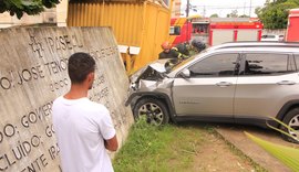 Mulher passa mal, perde controle de veículo e bate em placa e trailer no José Tenório