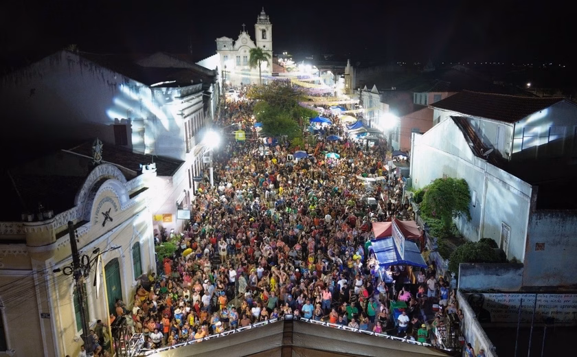 Milhares de foliões se divertem na abertura do carnaval em Penedo