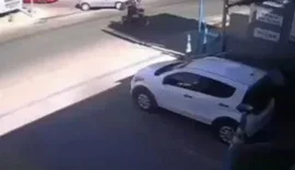 Casal fica ferido após motorista de carro de passeio avançar cruzamento em Arapiraca