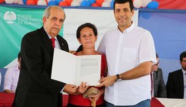 TJ/AL entrega 260 títulos de propriedade a moradores de Cacimbinhas