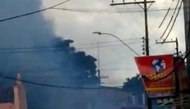 Barraca de fogos de artifício pega fogo e deixa uma pessoa ferida