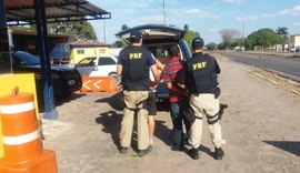 Dupla é presa pela PRF com carro roubado e papelotes de maconha na BR-316