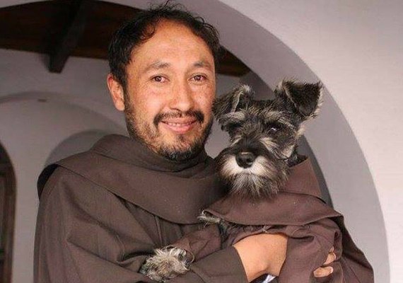 Monges adotam cão de rua e o transformam em 'frei'