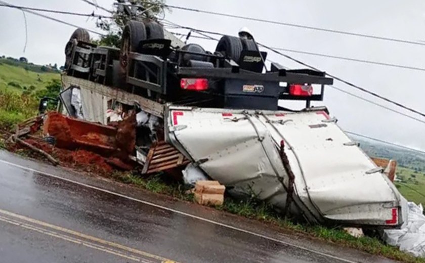 Caminhão-baú capota na AL-110, em Coité do Nóia; duas pessoas ficam feridas