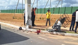 Motociclista fica gravemente ferido após colidir com poste na Avenida Marília Mendonça