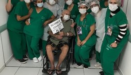Idoso de 104 anos recebe alta do HM após se recuperar da Covid-19