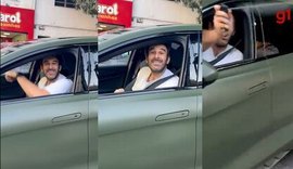 Motorista de carro de luxo joga spray de pimenta e xinga mulher durante discussão