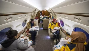 Bebês encontrados em terremoto na Turquia são transportados em avião presidencial