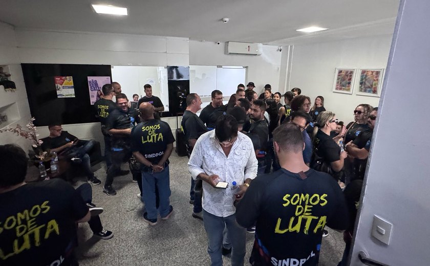 Policiais civis ocupam a Seplag e só deixarão o local após reunião com a secretária Paula Dantas