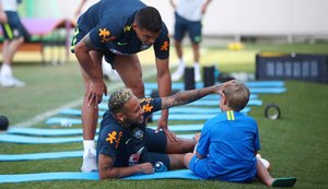 Filho de Neymar, Davi Lucca entra em campo no treino e brinca com jogadores