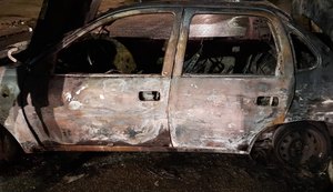 Carro fica totalmente destruído após incendiar em Maceió