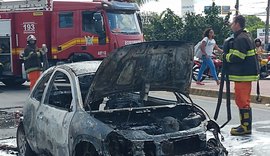 Veículo pega fogo próximo a shopping e fica completamente destruído