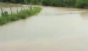 Forte correnteza cobre ponte e isola dois povoados em Arapiraca