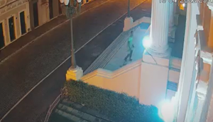 Câmeras registram furto de refletores na Associação Comercial; veja vídeo